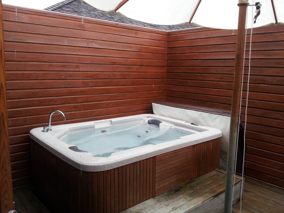 Jacuzzi in unserer Water Villa Meeru Maldives Resort Island