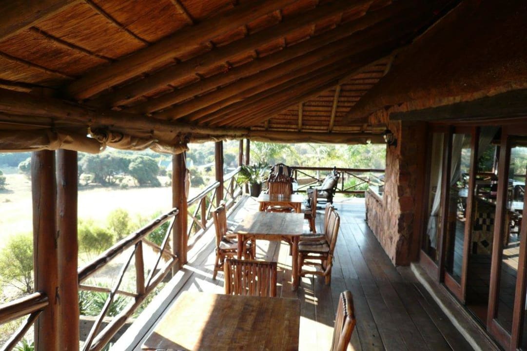 Terrasse des Restaurants mit schönem Blick Glen Afric Country Lodge