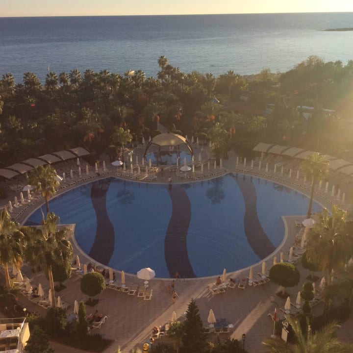 Blick vom Balkon auf den Pool Saphir Resort & Spa