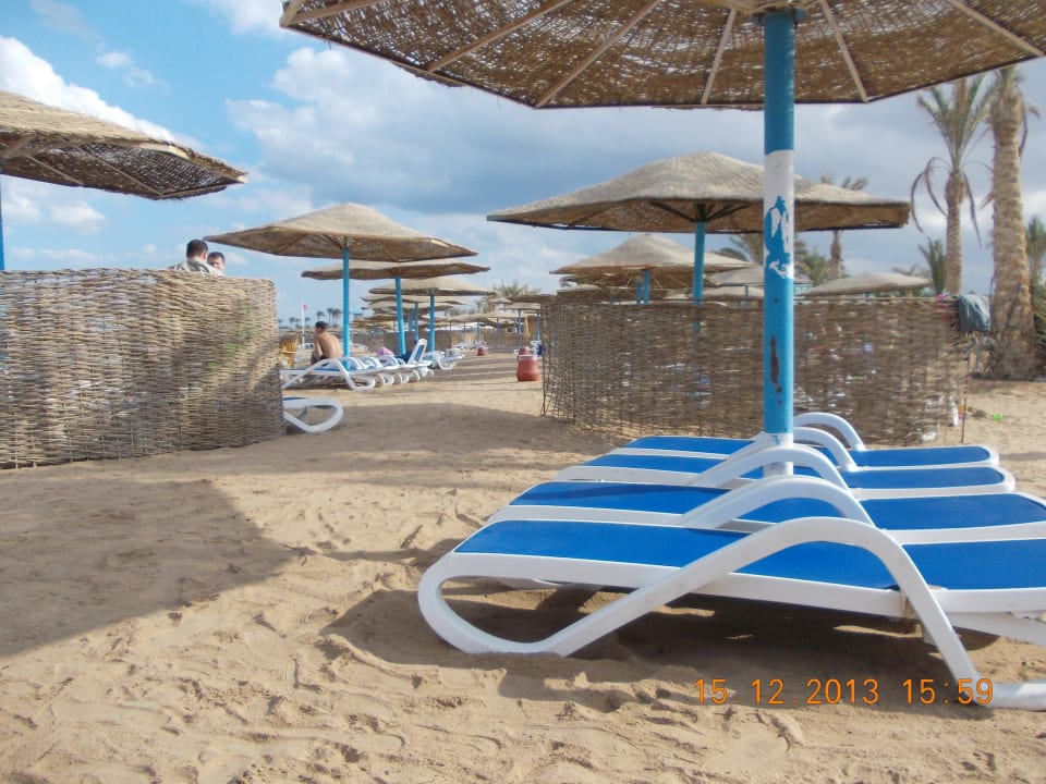 Шезлонги пластик, но крепкие Emerald Resort & Aqua Park