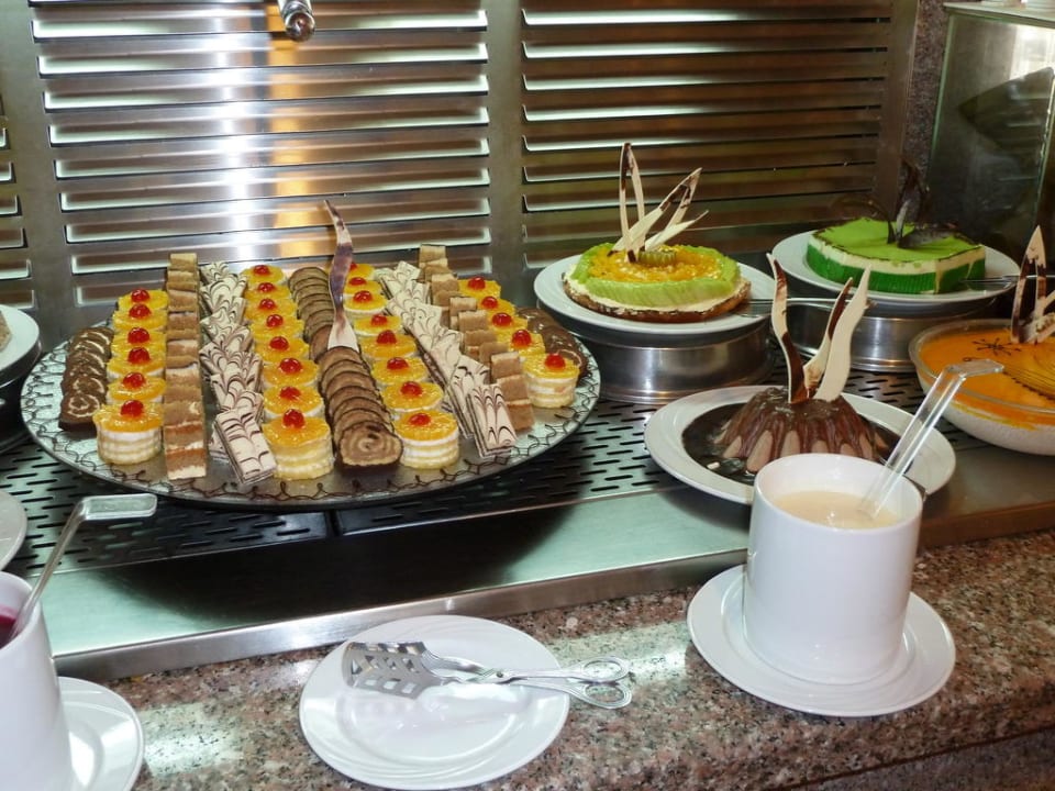 Nachtischbuffet am Mittag Brayka Bay Resort