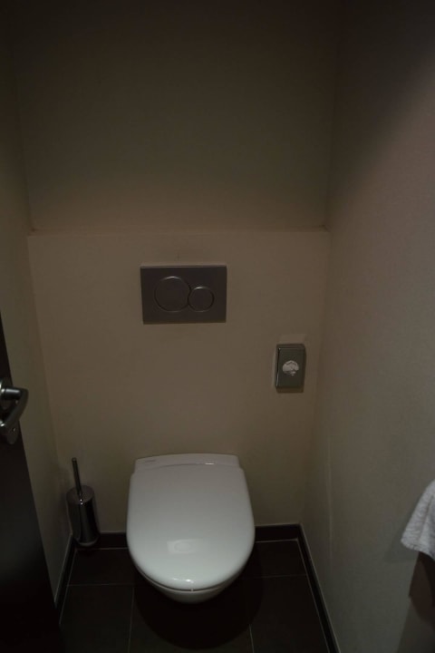 Extra Raum mit WC Hotel Oceania Paris Porte de Versailles