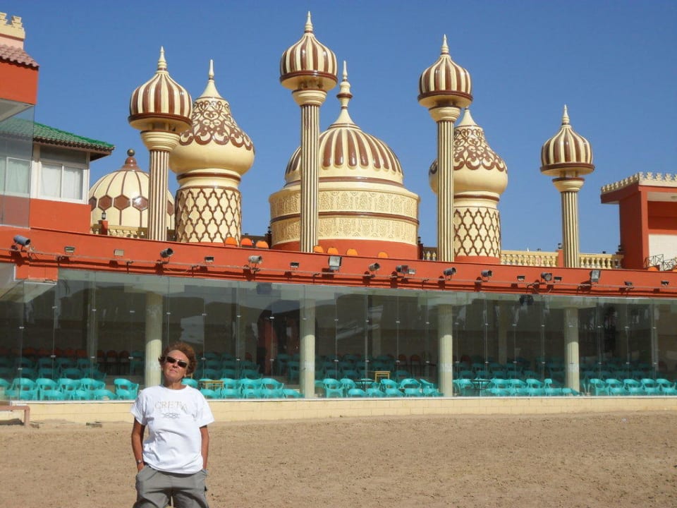 Там проходит шоу 1001 ночь Pickalbatros Alf Leila Wa Leila Resort - Neverland Hurghada