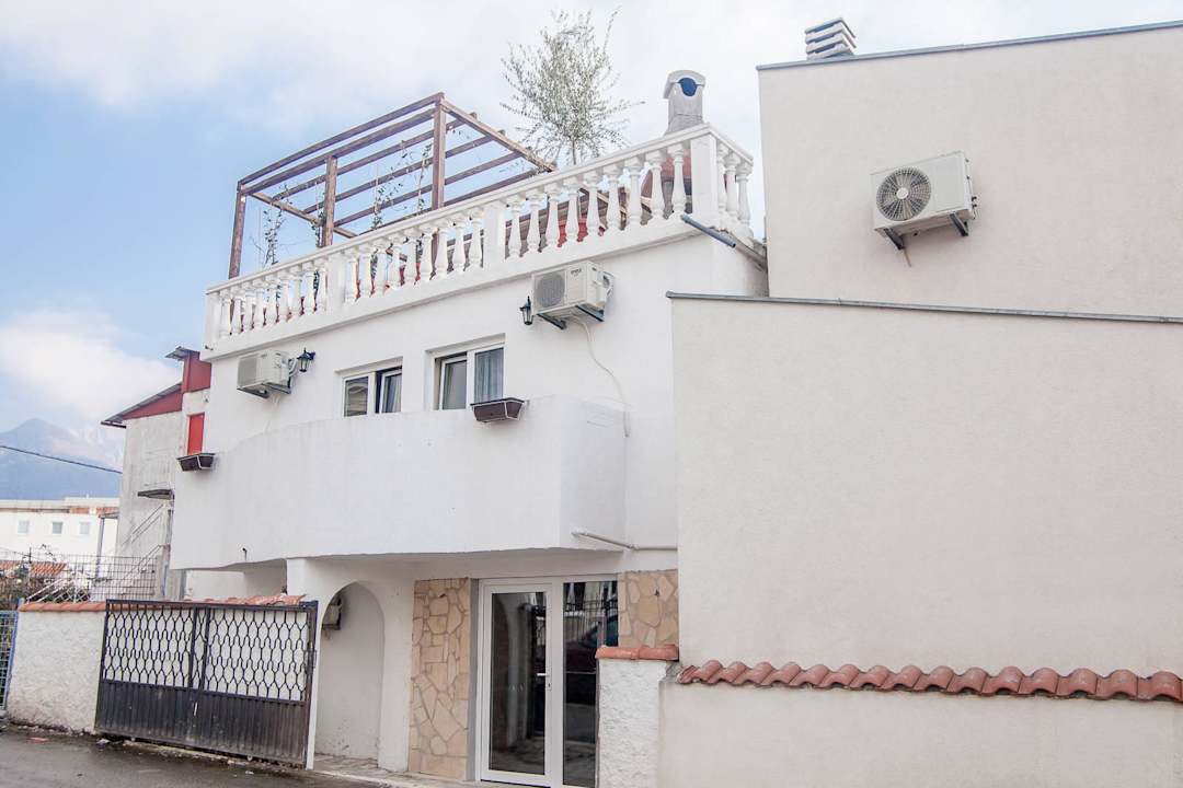 вход Rooms and apartments Milana