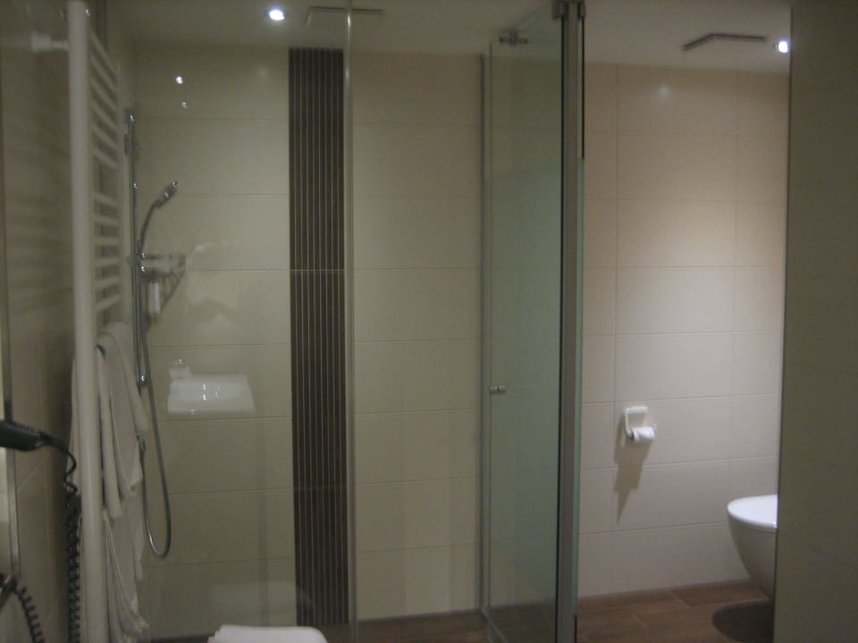 Das große Badezimmer Hotel Dirsch Wellness & Spa Resort