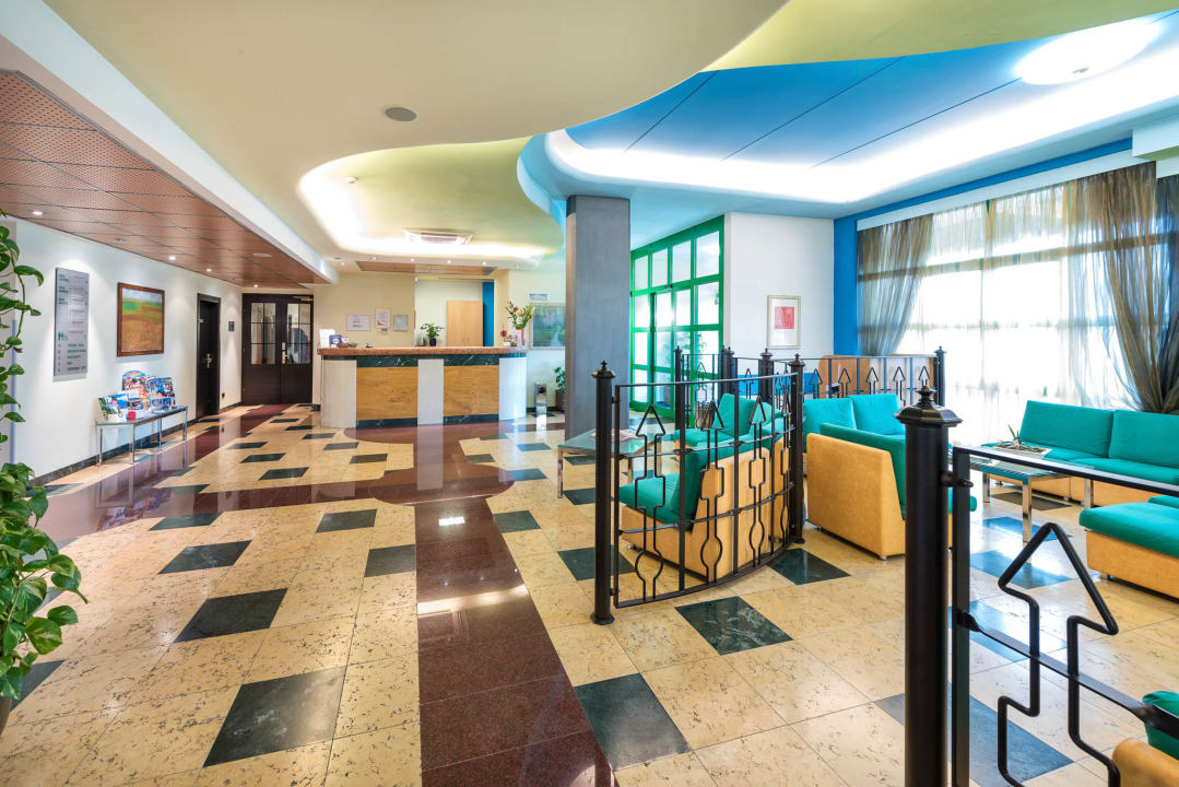 Lobby West Point Airport Hotel