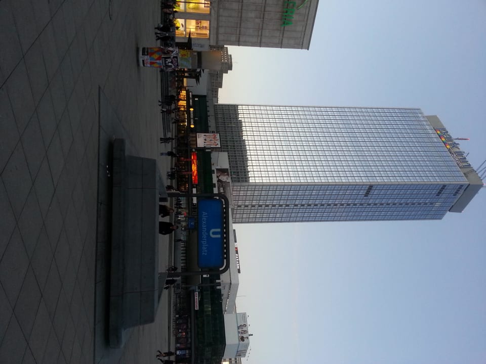 Park Inn in der Dämmerung Park Inn by Radisson Berlin Alexanderplatz