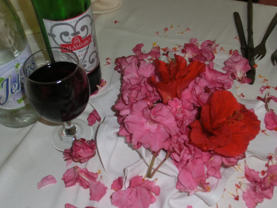 Schön dekorierter Tisch Zita Beach Resort