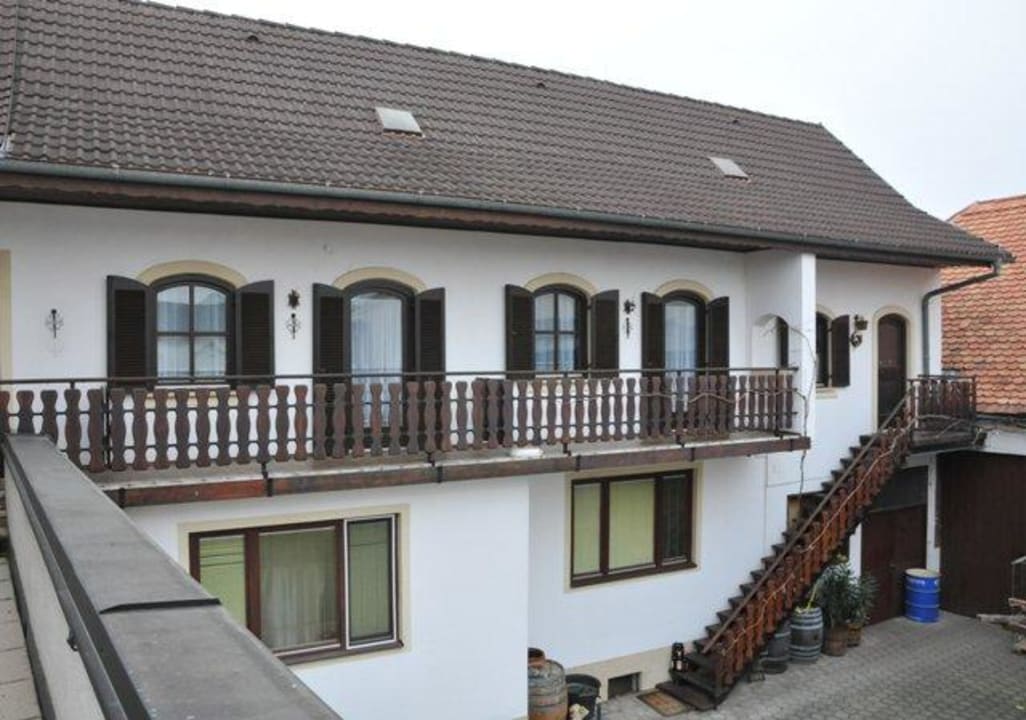 Blick auf Balkon der Gästezimmer Rebhof Sommer