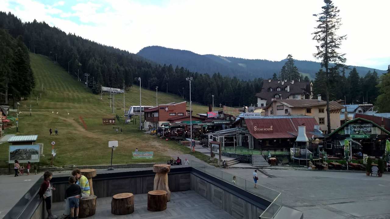 Piste vor der Tür Hotel Rila