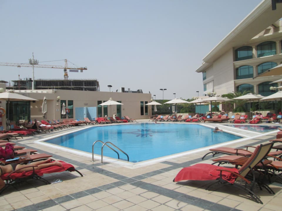 Pool Mövenpick Grand Al Bustan Dubai