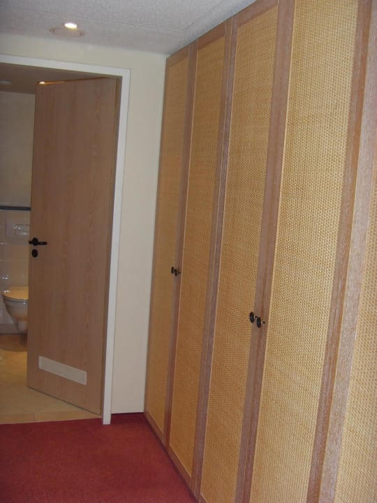 Kleiderschrank im Flur der Suite Dorint Strandhotel Binz