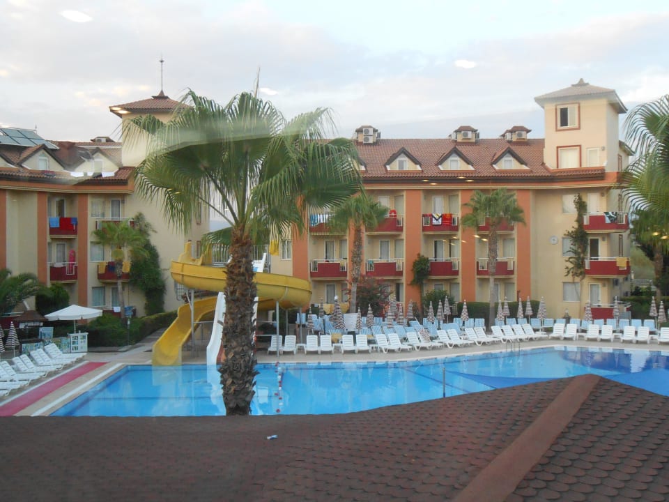 Pool bei Abend Hotel Orfeus Park