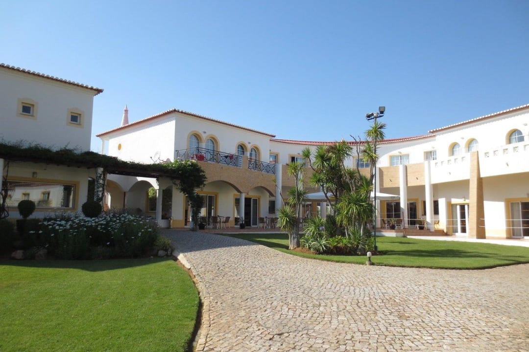 Eingangsbereich (links) mit Restaurant (rechts) Hotel Luz Bay Club