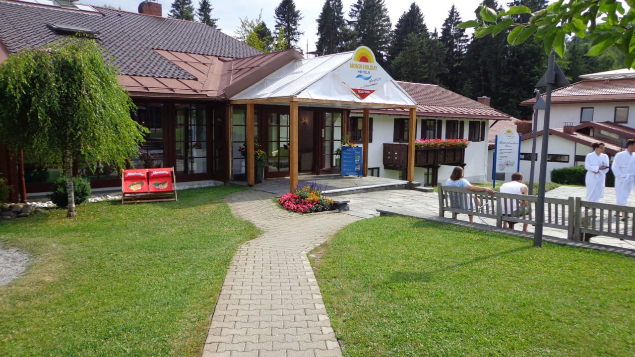 Eingang zur Rezeption MONDI Resort Oberstaufen