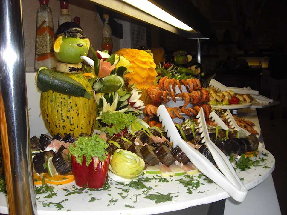 Vorspeisenkunstwerke am Buffet Horus Paradise Luxury Resort & Club