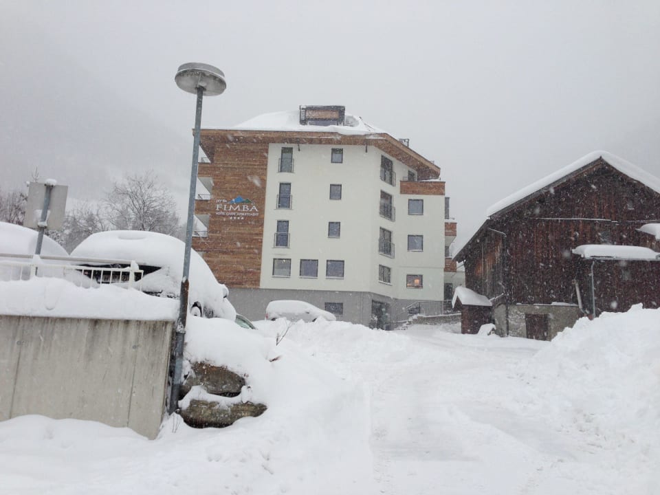 Verschneite Außenansicht Hotel Garni Fimba