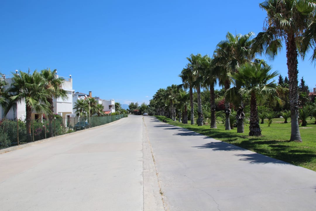Weg zum Strand Club Grand Aqua