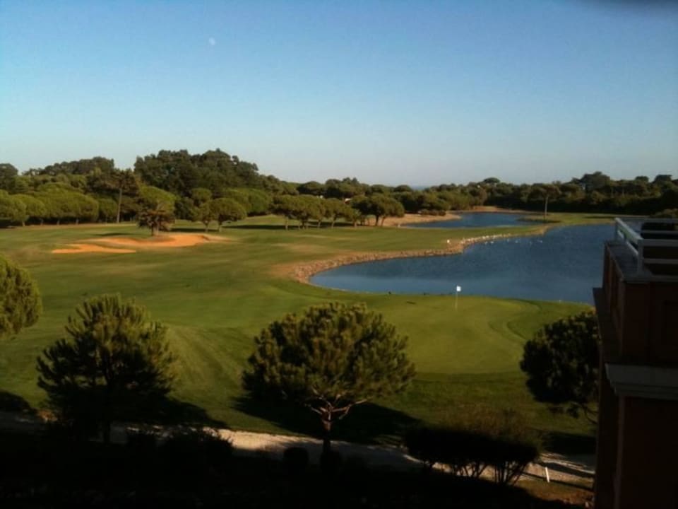 Blick vom Balkon über den Golfplatz bis zum Meer Hotel Quinta da Marinha Resort