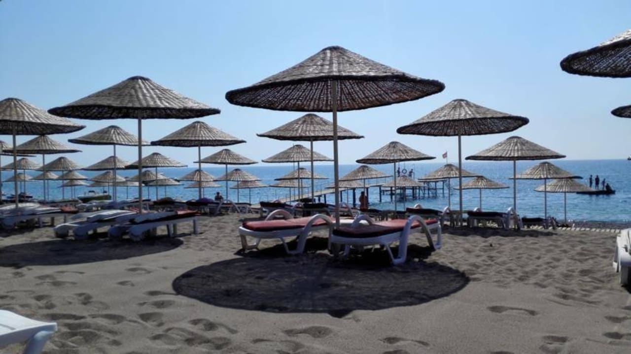Neue Schirme und mehr Platz Club Boran Mare Beach
