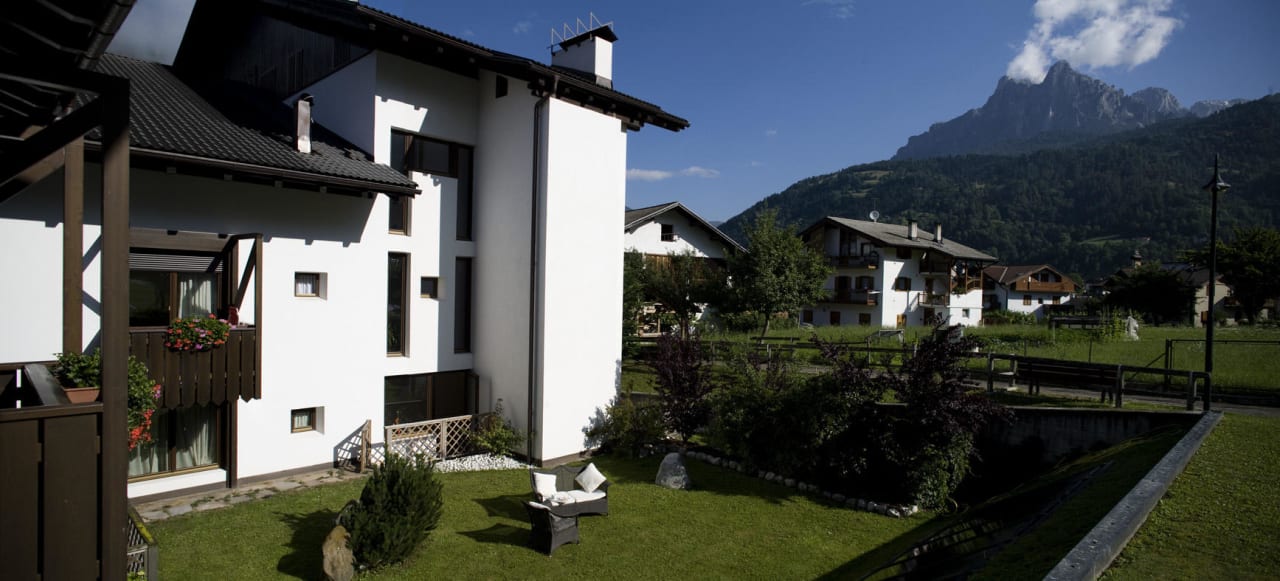 Ruhige Lage und schöne Sicht auf das Palagebirge Hotel Castel Pietra