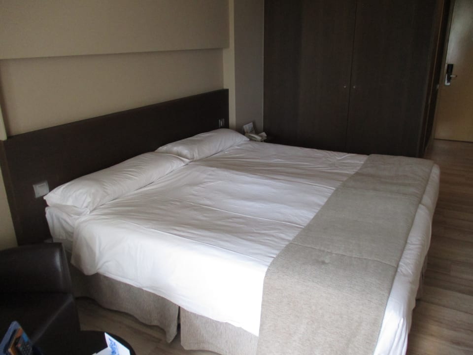 Zimmer 215 (Bett und Schrank) Corallium Beach by Lopesan Hotels - Adults only