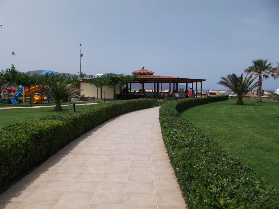 Richtung Strand Vantaris Palace