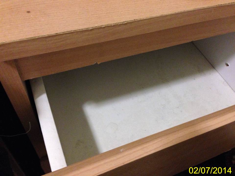 Nachtschrank - Staub in beiden Schubladen The Park Hotel