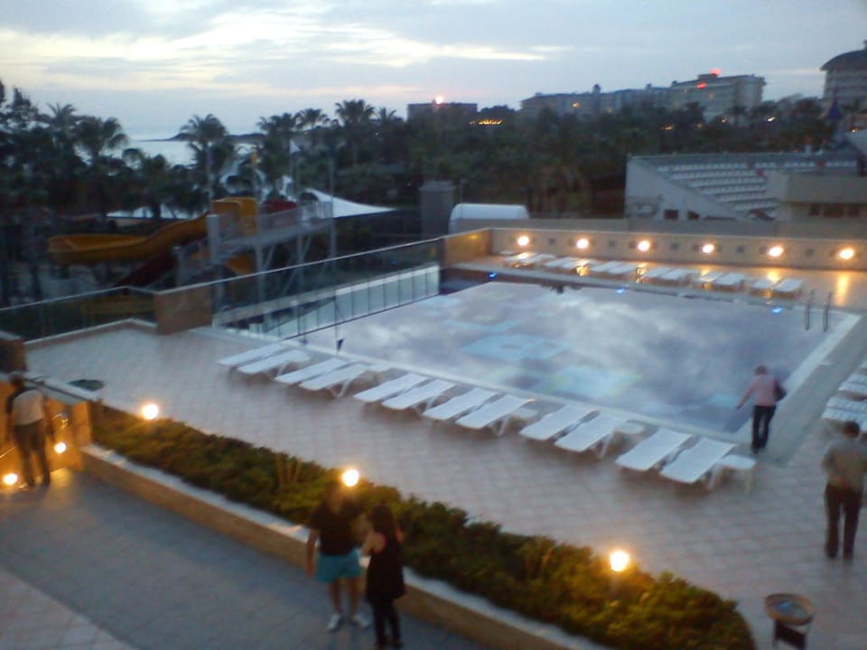 Relax-Pool am Abend Sealife Buket Resort & Beach