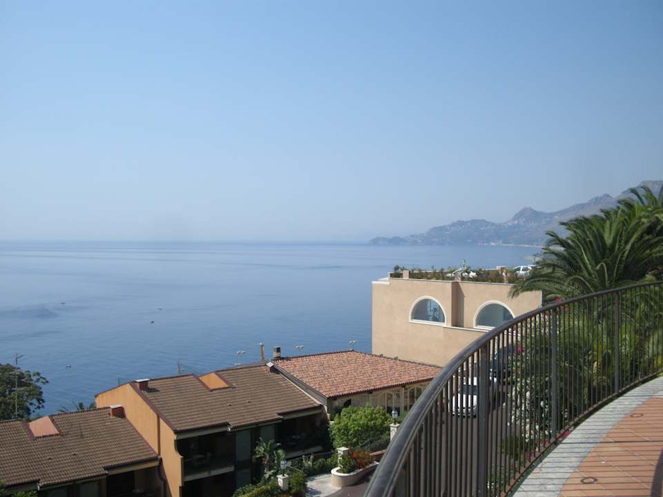 Widok z drugiego basenu Capo dei Greci Taormina Coast Resort Hotel & Spa