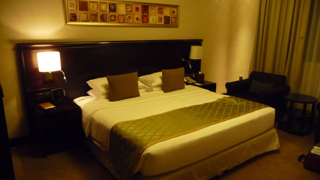 Großes gemüttliches Bett Crowne Plaza Jumeirah Dubai