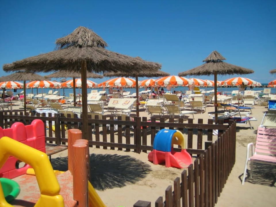 Kinderspielplatz am Strand Hotel Alba d'Oro