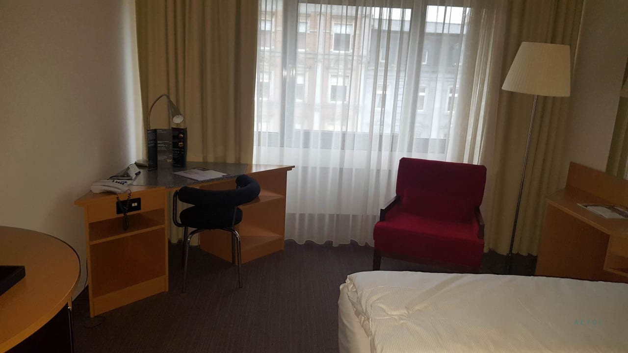 Zimmer Hotel NH Düsseldorf City