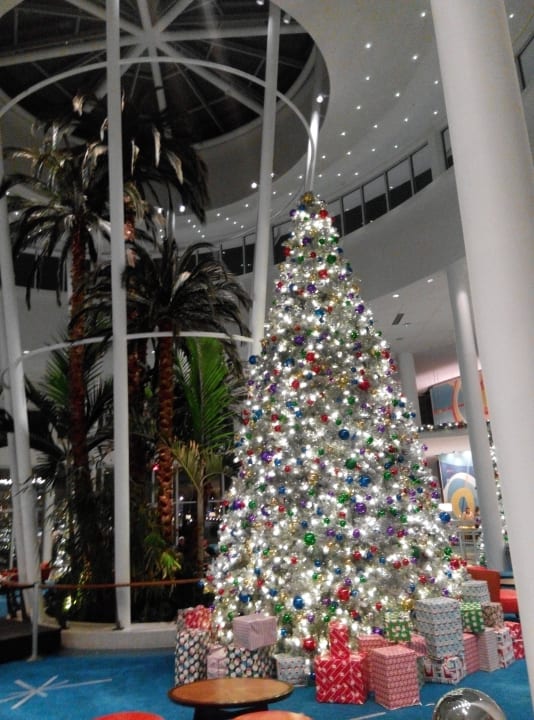 Новогодние мотивы в лобб Universal's Cabana Bay Beach Resort