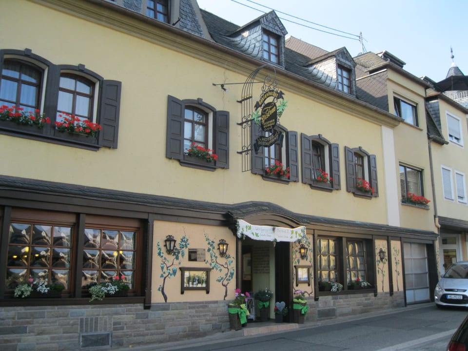 Hotel sieht von außen einladend aus Hotel Pistono