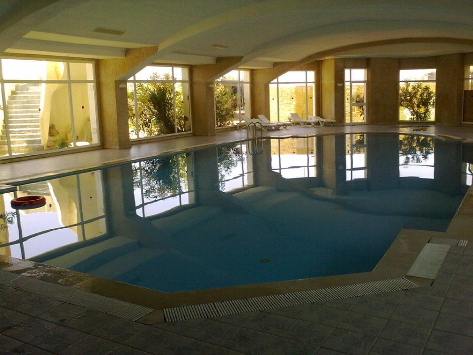 Kryty basen w hotelu Skanes Serail Aquapark