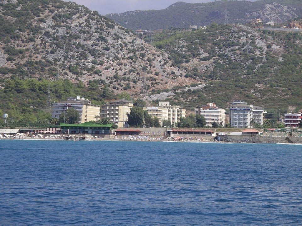 Mirabell und Nachbarhotels von der See aus Club Hotel Mirabell