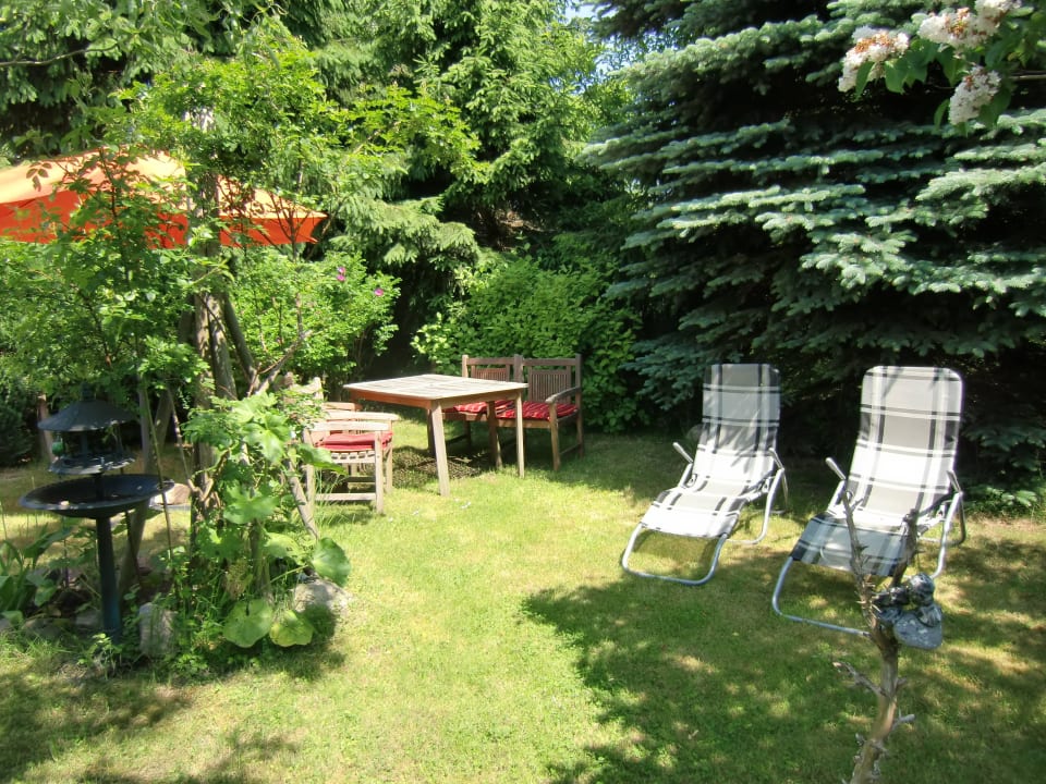 Idyllischer Garten mit Liegen Hotel Inselromantik Rügen