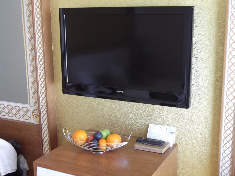 Flachbildschirm und Rest des Obstkorbes Diamond Excellence Resort & Spa