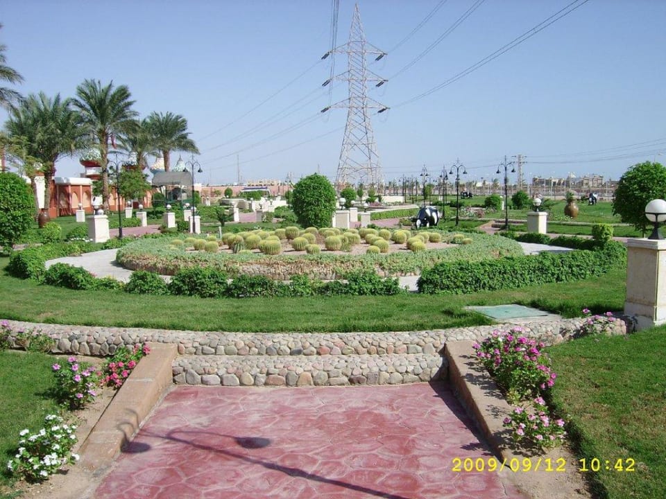 Gartenanlage vor dem Hotel Pickalbatros Alf Leila Wa Leila Resort - Neverland Hurghada