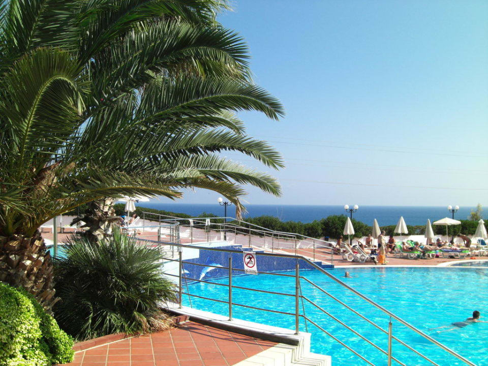 Erwachsenen Pool im unteren Poolbereich Royal & Imperial Belvedere Resort