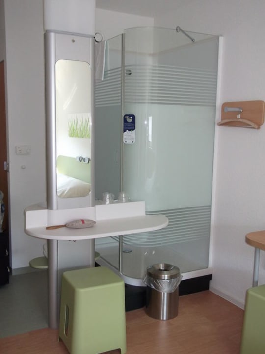 Dusche und Waschbecken ibis budget Hotel Wien Messe