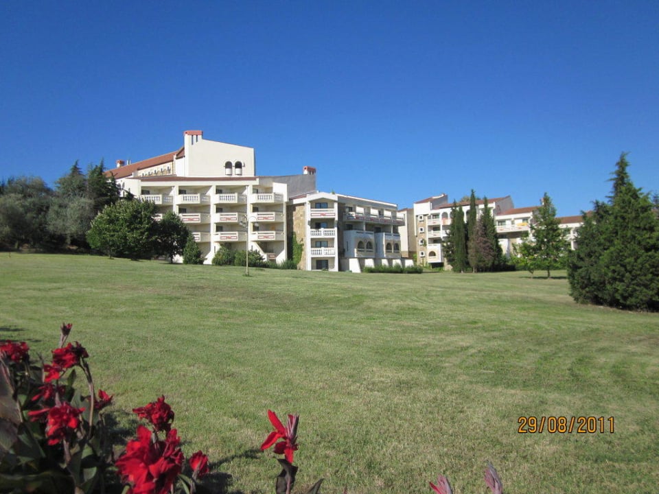 Blick vom Strand zum Pelikan Hotel Duni Royal Pelican Resort