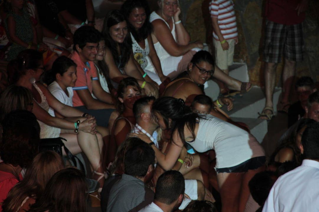 Männer küssen Sunis Elita Beach Resort & Spa