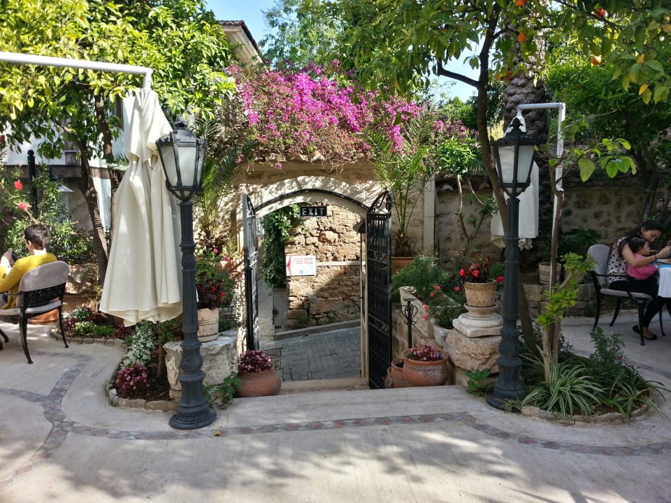 Seitenausgang zur Altstadt Dogan Hotel by Prana Hotels & Resorts