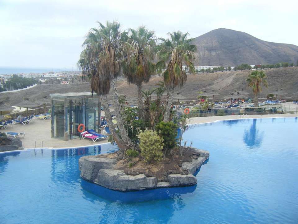 Der Pool mit Aufzug im Hintergrund AluaVillage Fuerteventura