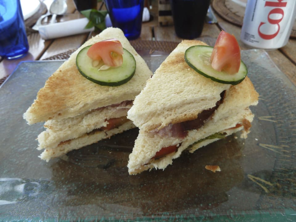 Snacks am Strand Hotel Matahari Beach Resort & Spa