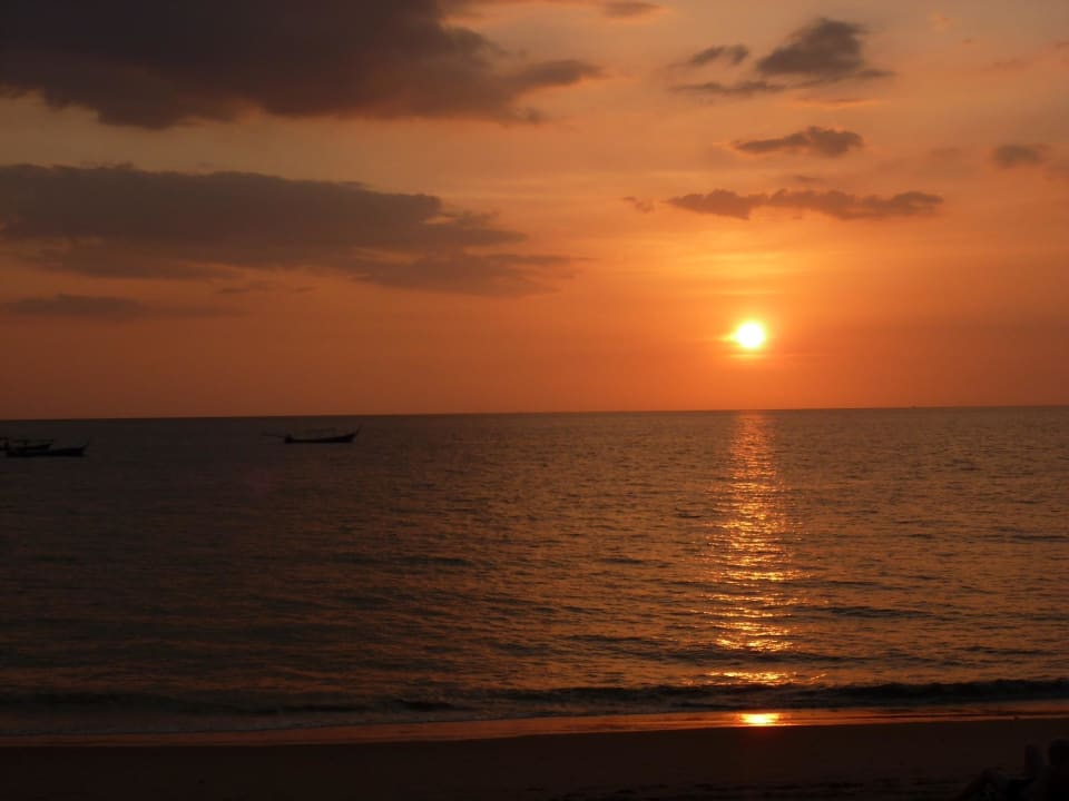 Sonnenuntergang am Hotelstrand Ramada Khao Lak Resort