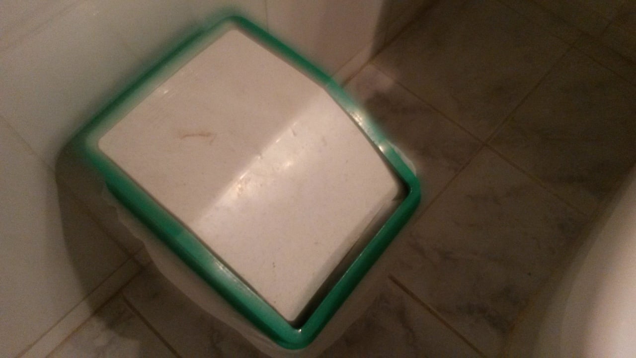 Bespritzter Mülleimer Ghazala Beach