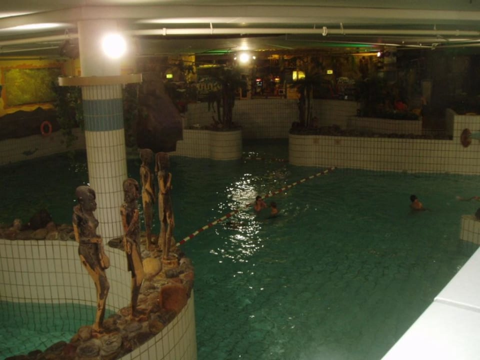 Blick von oben in das untere Becken Center Parcs Park Nordseeküste